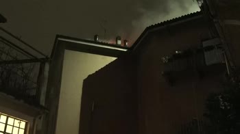 VIDEO Milano, in fiamme palazzo in via Morimondo