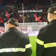 video serie b crotone tifosi omaggio pompieri