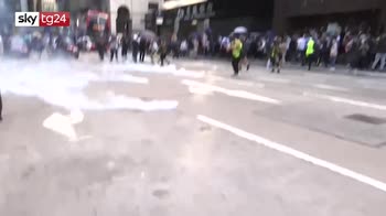 Hong Kong: video choc, governatore difende agente