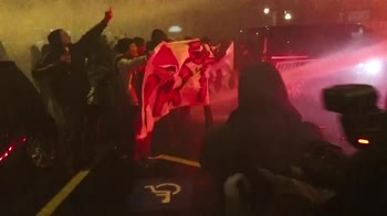 Bologna, idranti contro manifestanti anti-Salvini