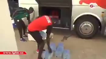VIDEO. ManÃ© dÃ  lâesempio: splendido gesto in Senegal