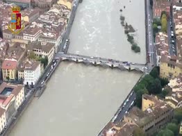 VIDEO. Firenze, l'Arno visto dall'alto con l'elicottero