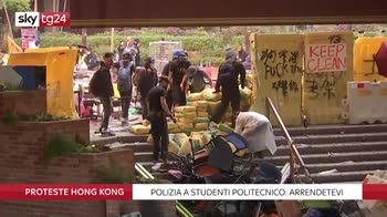 Hong Kong, polizia a studenti: arrendetevi