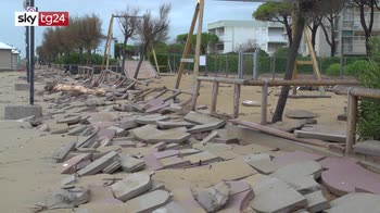 Maltempo in Veneto, a Jesolo spiagge e lungomare distrutti