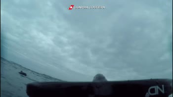 Lampedusa, bambina salvata tra le onde. VIDEO