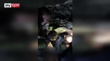 Terremoto in Albania, il video del salvataggio di un bambino