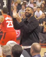 NBA, Drake prende in giro Joel Embiid cantandogli "M-V-P"