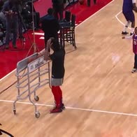 NBA, Derrick Rose gioca col figlio prima del via