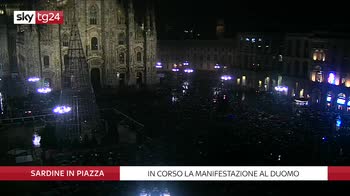 Le sardine in piazza a Milano. VIDEO