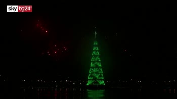 Brasile, l’albero di Natale gigante illumina la notte di Rio