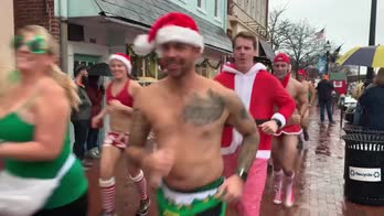 Usa, la corsa dei Babbi Natale in mutande. VIDEO