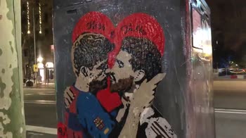 Il murales del bacio tra Pique e Sergio Ramos di TvBoy