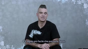 VIDEO Robbie Williams e il regalo dei fan