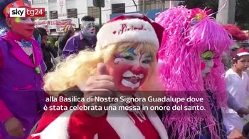 La processione dei clown dalla vergine di Guadalupe
