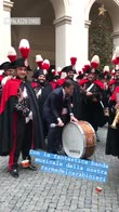 Giuseppe Conte suona il tamburo dei Carabinieri. VIDEO