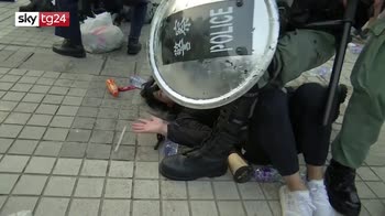 hong kong, scontri tra manifestanti e polizia