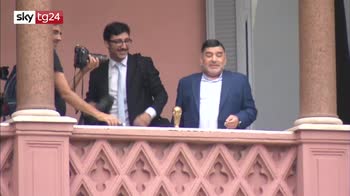 Maradona incontra il presidente dell'Argentina. VIDEO