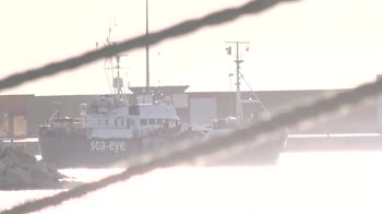 VIDEO Migranti, la Alan Kurdi  entra in porto a Pozzallo