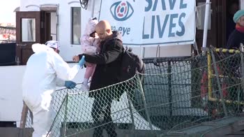 A Pozzallo sbarcano i migranti della Alan Kurdi VIDEO