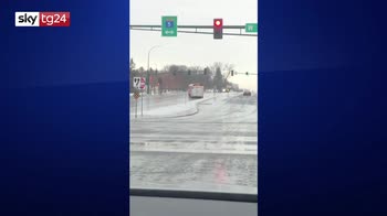 Usa, ghiaccio e neve in Minnesota: bus scivola sulla strada