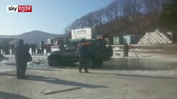 Russia, si rompe il ghiaccio mentre pescano: tutti salvi