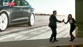 Tesla, il buffo balletto di Elon Musk. VIDEO
