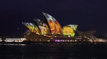 Australia, l'omaggio dell'Opera House di Sydney ai pompieri