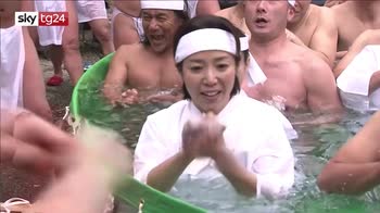 More than 100 people take icy cold dip at Tokyo's shrine
