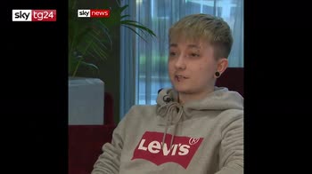 Gb, ragazza aggredita 6 volte perché gay, l'intervista a Sky News