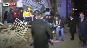 Terremoto Turchia, vittime in Anatolia, macerie e incendi