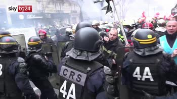 Parigi, pompieri manifestano contro rifoma: scontri la polizia