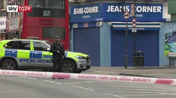 Londra, uomo accoltella due passanti, ucciso