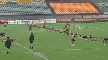 Australia, piove a Sydney: squadra di rugby si diverte cosÃ¬