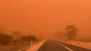 Australia, auto passa in mezzo alla tempesta di sabbia