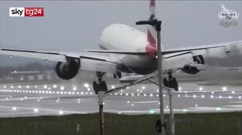 Raffiche di vento, aereo fatica ad atterrare a Heathrow