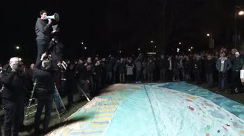 VIDEO Torino, flashmob delle sardine al Parco del Valentino