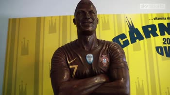 Chocolate Ronaldo statue unwrapped!