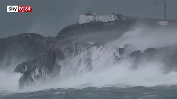 Tempesta Jorge in Irlanda, ondate di schiuma su costa