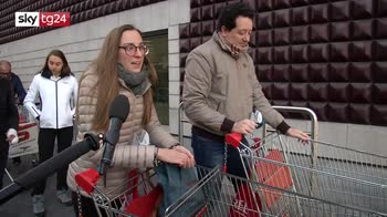 ERROR! Milano, code e carrelli in fila ai supermercati