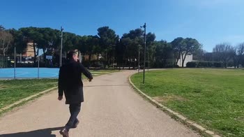 Bari, il sindaco Decaro manda via la gente dal parco. VIDEO