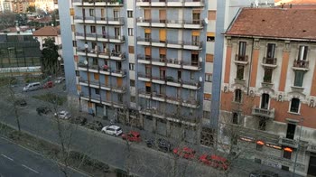 Coronavirus, musica (e pentolata) dai balconi di Milano