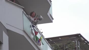 Coronavirus, il flash mob dai balconi a Roma