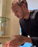 Hamilton mostra come lavarsi bene le mani