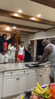 NBA, Shaquille O'Neal organizza un DJ set... in cucina!