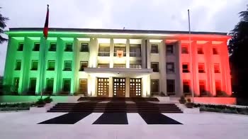 Albania, il palazzo presidenziale tricolore. VIDEO