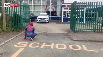 Spiderman combatte il coronavirus a Stockport