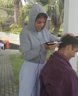 VIDEO. Georgina taglia i capelli a CR7: "Restate alla moda"