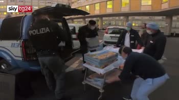 Coronavirus, poliziotti portano la pizza a infermieri del Gemelli
