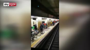 L'esercito dei riders a Milano. VIDEO