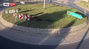Polonia, l'incidente spettacolare dell'auto nella rotonda. VIDEO